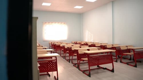 Aula vacía renovada en una institución educativa