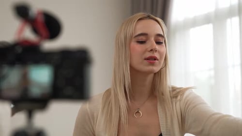 Vídeo tutorial de belleza detrás de la pantalla de la cámara sobre una mujer haciendo belleza. Relajarse