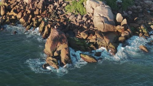 Paysage de vagues frappant le rivage rocheux du district touristique de Barra Da Lagoa, Santa Catarina, Flori