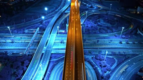 4K : Vue de dessus de l'échangeur et de la route autoroutière
