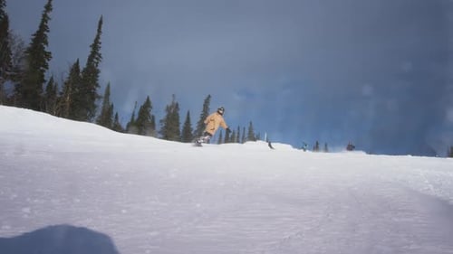 Professioneller Fahrer fährt die verschneite Skipiste hinunter