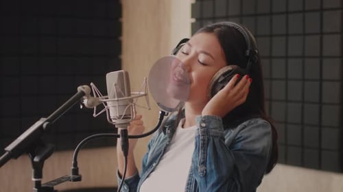 Sänger tritt leidenschaftlich im Aufnahmestudio auf und fängt Emotionen ein