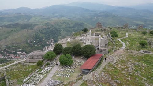Zumbido aéreo de las ruinas del templo de Pérgamo rodeadas de vegetación