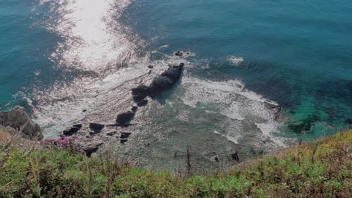 Costa rocosa y olas que chocan contra la costa: vista desde el acantilado, hermoso paisaje marino