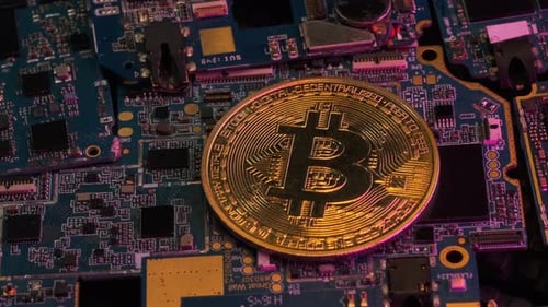 Le bitcoin, une cryptomonnaie, repose sur un microcircuit en gros plan scintillant de reflets roses dorés