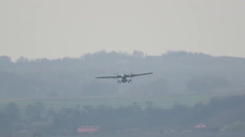 Das Flugzeug nähert sich der Landung an einem nebligen Tag am Flughafen