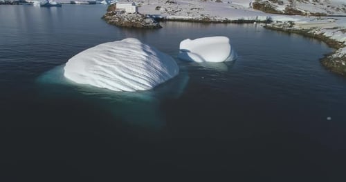 Paisagem costeira da Antártica derretendo blocos de gelo