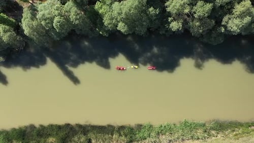 Vue aérienne d'un groupe de personnes faisant du canoë sur la rivière 4