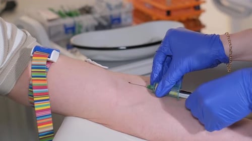 Eine Ärztin nimmt eine Blutuntersuchung am Arm einer Patientin vor. Das Konzept der Behandlung von Menschen in einer Klinik