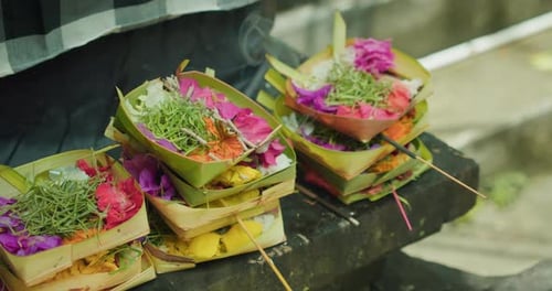 Las vibrantes ofrendas diarias de Canang Sari para agradecer a Dios Deva en alabanza y oración