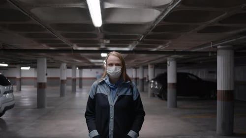 Frau mit Maske in der Tiefgarage