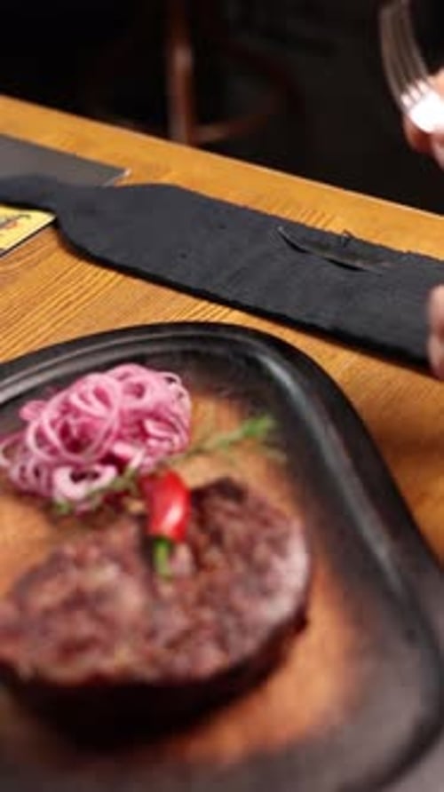 Primer plano de un delicioso bistec en un restaurante