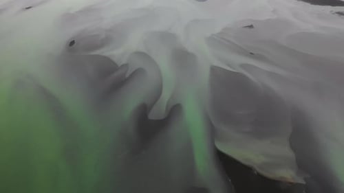 Luftbild der Wasserbildung an der Flussmündung, Akurey, Island.