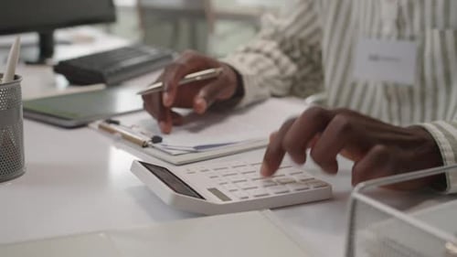 Hands of Bank Specialist calculando o valor do pagamento inicial do empréstimo de clientes