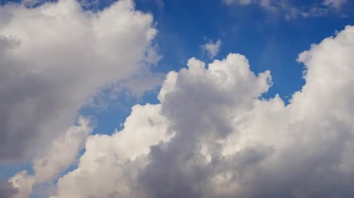 Des cumulus blancs se forment sur un ciel bleu, le vent les pousse rapidement, ce qui est idéal pour la météorologie