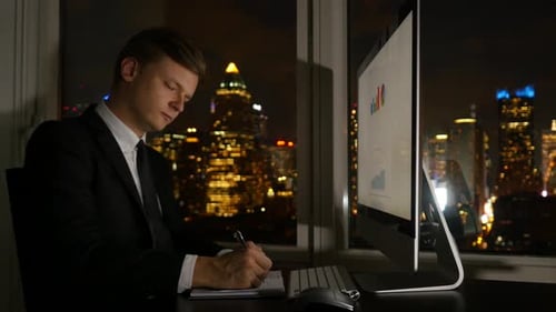 Junger kaukasischer Geschäftsmann, der im Unternehmens- Finance Business arbeitet