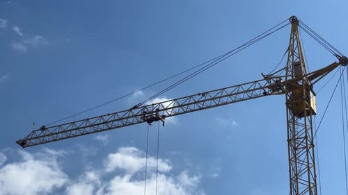 Einen funktionierenden Baukran drehen