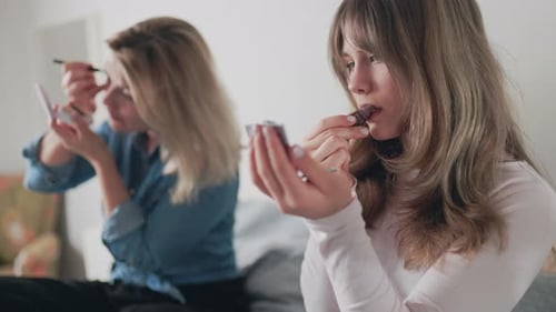 Zwei Freundinnen schminken sich zusammen