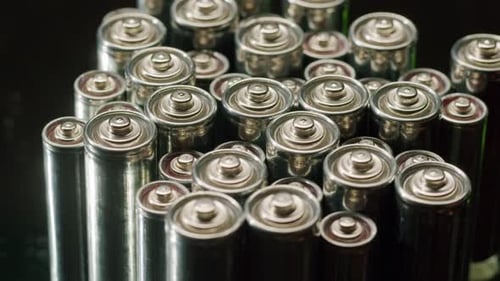 Silberne Batterien AA und AAA auf schwarzem Hintergrund, Nahaufnahme, Doppel-A-Batterie ist eine Standardgröße für eine Einzelbatterie