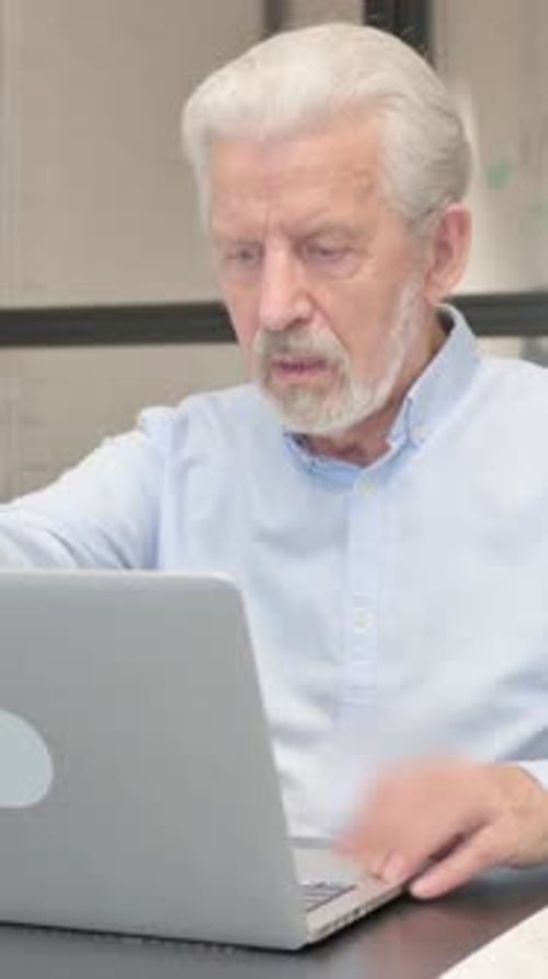 Empresário sênior saindo do escritório após o trabalho