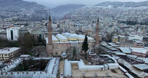 Historische Moschee in Winterlandschaft an der Großen Moschee von Bursa in der Türkei. Drohnenaufnahme
aus der Luft