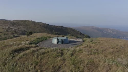 Plan en pivot aérien lent d'une unité d'artillerie lourde de 180 mm désaffectée de l'Union soviétique avec un
