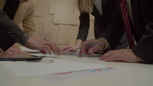 Nahaufnahme verschiedener multiethnischer Geschäftsleute, die mit Finanzdiagrammen arbeiten