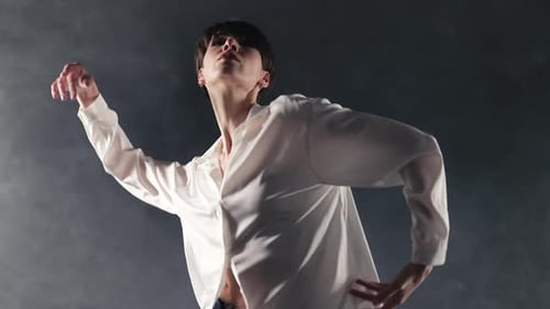 Reife, hübsche, flexible Frau, die tolle moderne Choreographie und eleganten Tanz im zeitgenössischen Stil aufführt