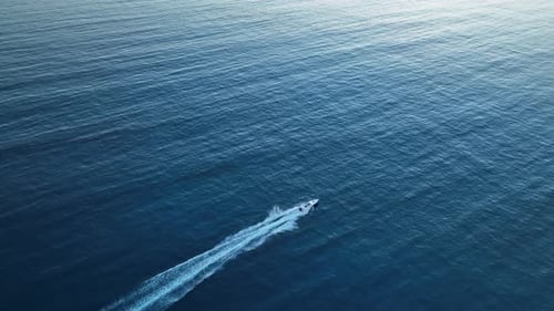 Dies ist eine Kunstreise auf einem Sportboot Luftaufnahme 4 K