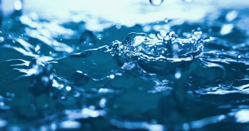 Regenwassertropfen fallen in Superzeitlupe. Aufgenommen mit einer Superzeitlupenkamera mit 1000 Bildern pro Sekunde.