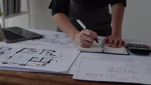 Ingénieur ou architecte travaillant sur des plans de construction de bâtiments.
