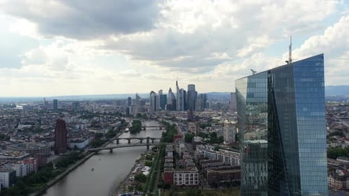 Imágenes aéreas del horizonte de Fráncfort con el edificio del Banco Central Europeo y el distrito financiero