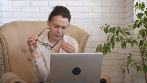 Freelancer Massaging Dry Irritable Eyes