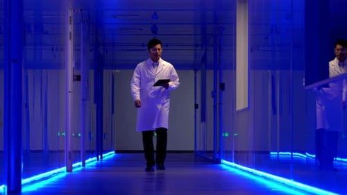 Pesquisador e Técnico em Data Center Ocupacional, Homem inspecionando servidores em uma instalação moderna.