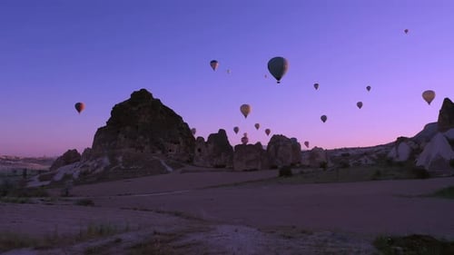 Ein Ballon fliegt über Kappadokien und schießt von einer Drohne aus in