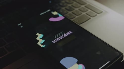 Inscripción de suscripción en la pantalla del teléfono inteligente Las líneas de luz provienen de la pantalla