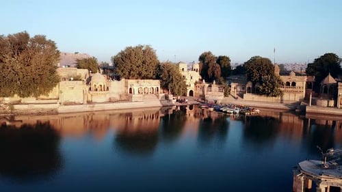 Vue aérienne vidéo 4k par Drone des sanctuaires et des temples du lac Gad Sisar, Jaisalmer, Inde