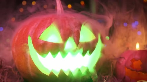 Gruselige Halloween-Komposition aus wunderschönen blinkenden Kürbissen in dichtem Rauch auf gruseligen Dekorationen
