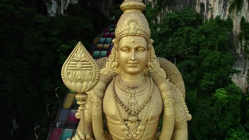 Statue du Seigneur Doré Murugan dans les grottes de Batu avec des marches colorées