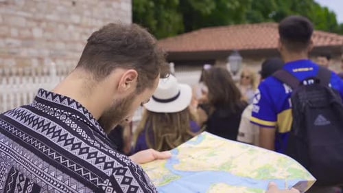 Un joven turista está de viaje.