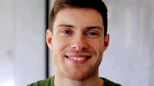Concept de personnes, d'émotions et d'expressions faciales - Le visage d'un jeune souriant heureux