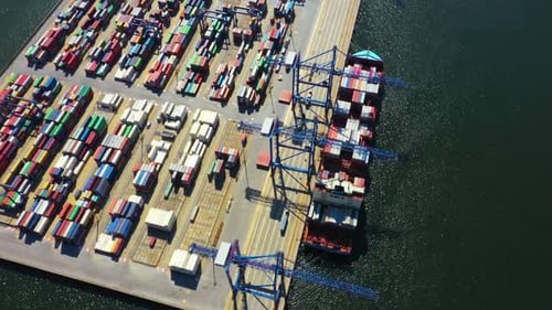 Globale Logistik-Luftaufnahme der Beladung von Frachtschiffen im Containerhafen