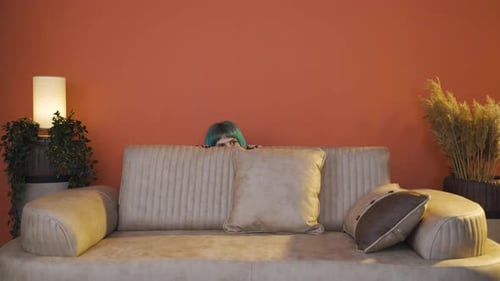 A jovem se escondendo do medo.