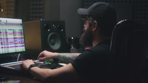 Engenheiro Áudio usa mesa de mixagem para criar músicas