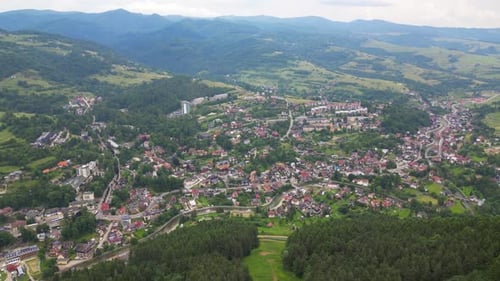 Survol de la ville de Szczawnica dans le parc national de Pieniny, en Pologne
