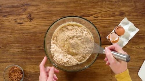 Lebkuchen-Bundt-Kuchen mit Zutaten für Karamellglasur backen