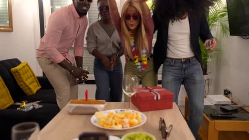 Amigos multiétnicos dançando em casa, festa de reunião