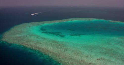 Luftaufnahme einer malerischen Landschaft einer einsamen Insel mit weißem Sandstrand und kristallklarem Meer