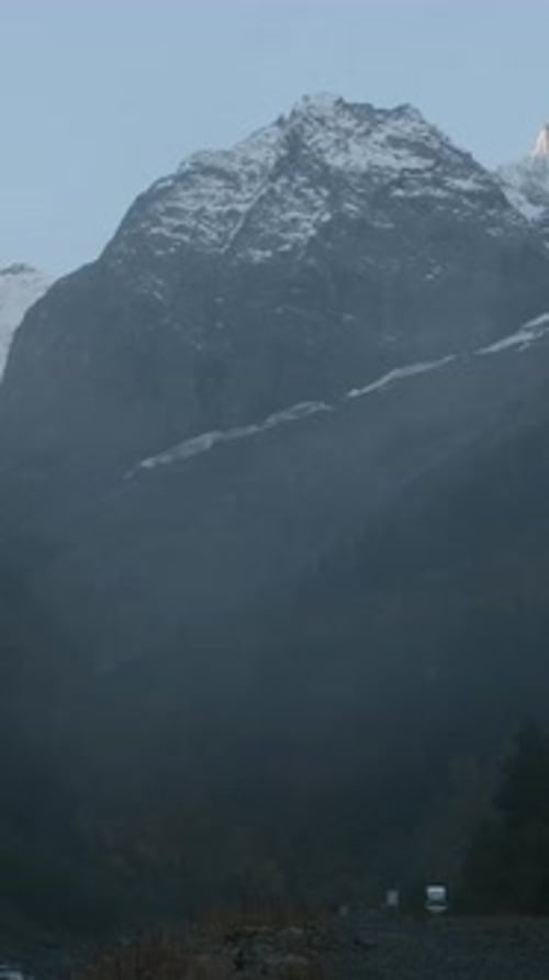 Schöne Aussicht auf Herbstbäume im Hintergrund der Berge Kreative Tierwelt im Mountain Valley mit