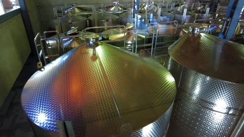 Edelstahltanks im Verarbeitungsraum des Weinguts - Weinherstellung. - Pan Shot